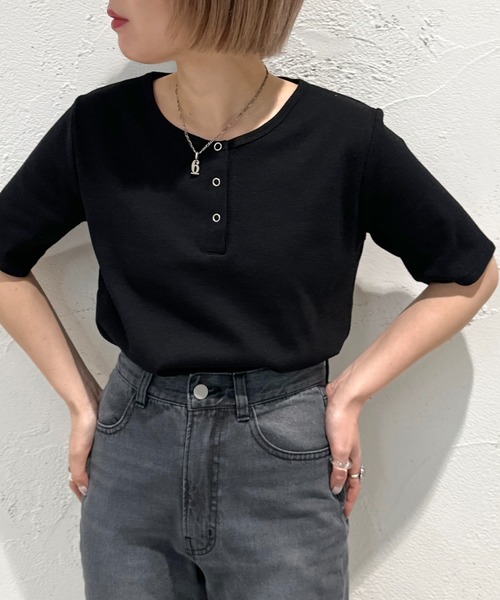 apres jour mignon(アプレジュールミニョン)の「ヘンリーネック半袖トップス【ZOZOTOWN限定アイテム】(Tシャツ/カットソー・レディース・ネイビー/アイボリー/ブラック/ブルー/その他・X-LARGE/フリー)」の2枚目の写真