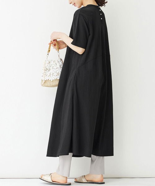 Viola e Viola（ヴィオラエヴィオラ）の「ひんやり冷感バックヘンリーＡラインワンピ（ワンピース・レディース・ブラック/グレイッシュベージュ/グレイッシュブルー・M/L/LL/3L）」の4枚目の写真