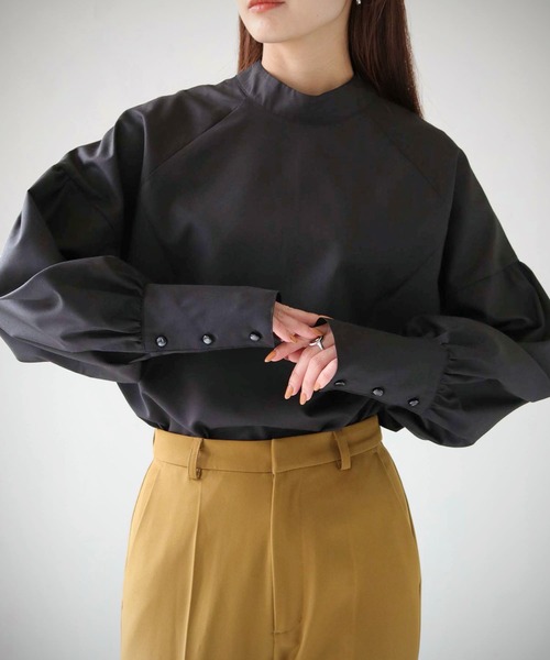 cheriella(シェリエラ)の「【cheriella】WEB限定ボリュームスリーブブラウス(シャツ/ブラウス・レディース・ブラック/オフホワイト/パープル・M)」の2枚目の写真