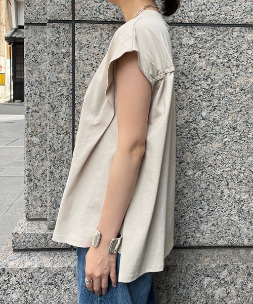 DouDou（ドゥドゥ）の「エンボスロゴバックギャザーTEE（Tシャツ/カットソー・レディース・グレイッシュベージュ/オフホワイト/チャコールグレー・FREE）」の14枚目の写真