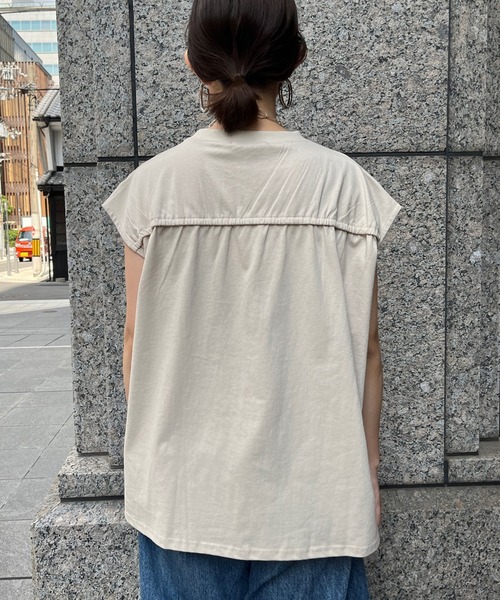 DouDou（ドゥドゥ）の「エンボスロゴバックギャザーTEE（Tシャツ/カットソー・レディース・グレイッシュベージュ/オフホワイト/チャコールグレー・FREE）」の15枚目の写真