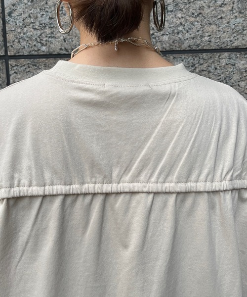 DouDou（ドゥドゥ）の「エンボスロゴバックギャザーTEE（Tシャツ/カットソー・レディース・グレイッシュベージュ/オフホワイト/チャコールグレー・FREE）」の17枚目の写真