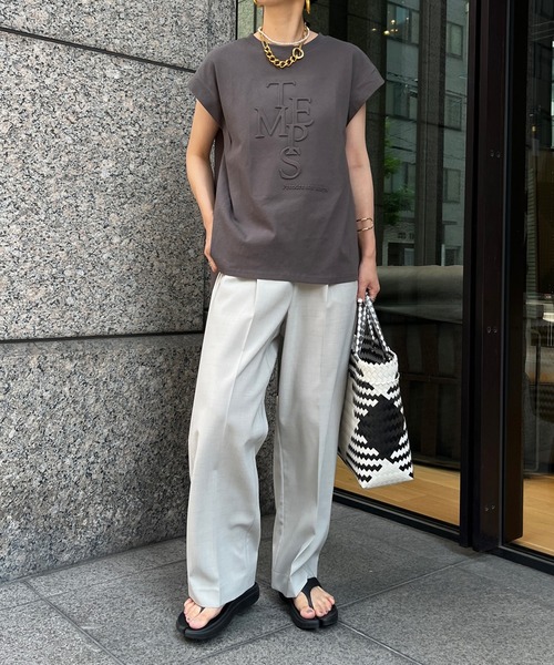 DouDou（ドゥドゥ）の「エンボスロゴバックギャザーTEE（Tシャツ/カットソー・レディース・グレイッシュベージュ/オフホワイト/チャコールグレー・FREE）」の4枚目の写真