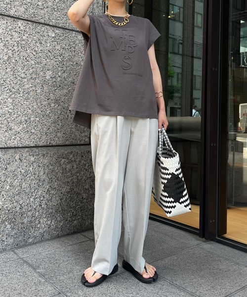 DouDou（ドゥドゥ）の「エンボスロゴバックギャザーTEE（Tシャツ/カットソー・レディース・グレイッシュベージュ/オフホワイト/チャコールグレー・FREE）」の6枚目の写真