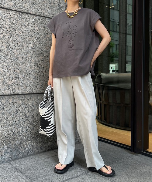 DouDou（ドゥドゥ）の「エンボスロゴバックギャザーTEE（Tシャツ/カットソー・レディース・グレイッシュベージュ/オフホワイト/チャコールグレー・FREE）」の7枚目の写真