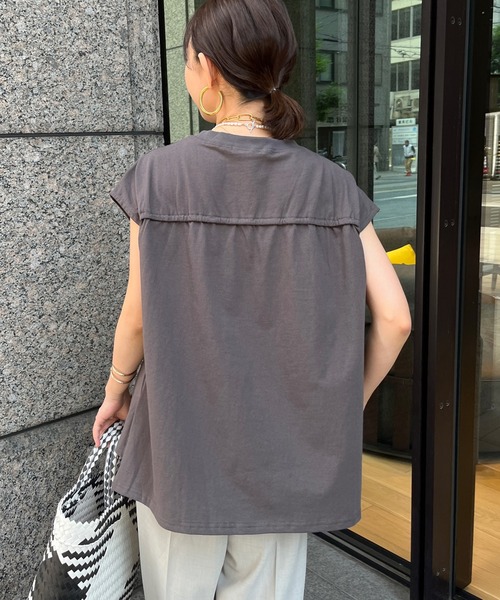 DouDou（ドゥドゥ）の「エンボスロゴバックギャザーTEE（Tシャツ/カットソー・レディース・グレイッシュベージュ/オフホワイト/チャコールグレー・FREE）」の12枚目の写真