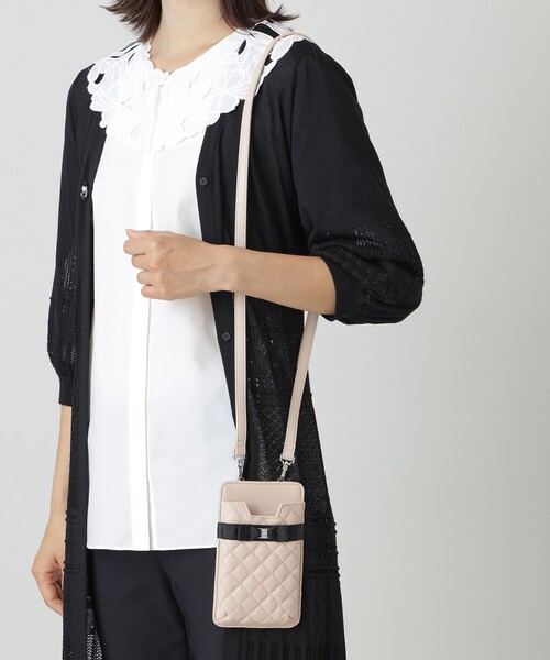 TO BE CHIC（トゥー ビー シック）の「キルティング スマホポシェット（スマホグッズ・レディース・ブラック/ベージュ・FREE）」の4枚目の写真