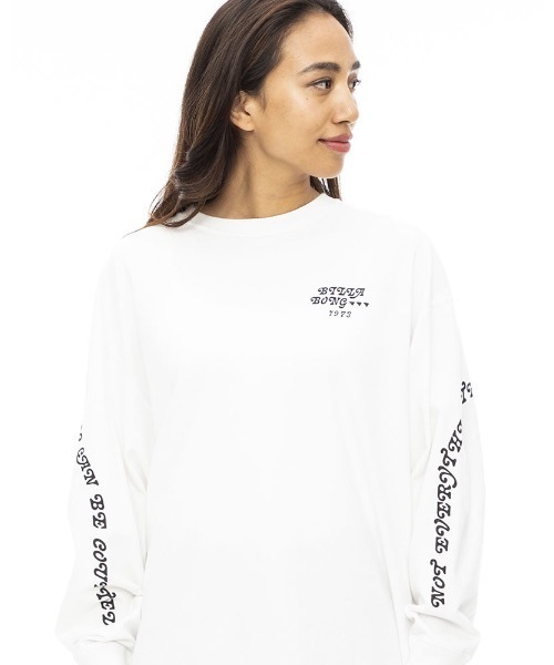 BILLABONG(ビラボン)の「BILLABONG レディース SLV ARCH LOGO LS TEE ロンT 【2023年秋冬モデル】/ビラボン袖メッセージプリントラウンドカットロングスリーブTシャツ(Tシャツ/カットソー・レディース・オフホワイト/ブラック・MEDIUM/LARGE)」の3枚目の写真