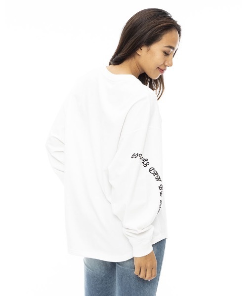 BILLABONG(ビラボン)の「BILLABONG レディース SLV ARCH LOGO LS TEE ロンT 【2023年秋冬モデル】/ビラボン袖メッセージプリントラウンドカットロングスリーブTシャツ(Tシャツ/カットソー・レディース・オフホワイト/ブラック・MEDIUM/LARGE)」の4枚目の写真