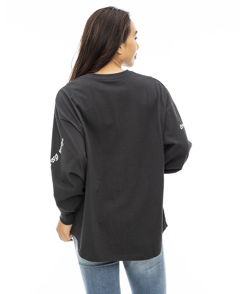 BILLABONG(ビラボン)の「BILLABONG レディース SLV ARCH LOGO LS TEE ロンT 【2023年秋冬モデル】/ビラボン袖メッセージプリントラウンドカットロングスリーブTシャツ(Tシャツ/カットソー・レディース・オフホワイト/ブラック・MEDIUM/LARGE)」の6枚目の写真