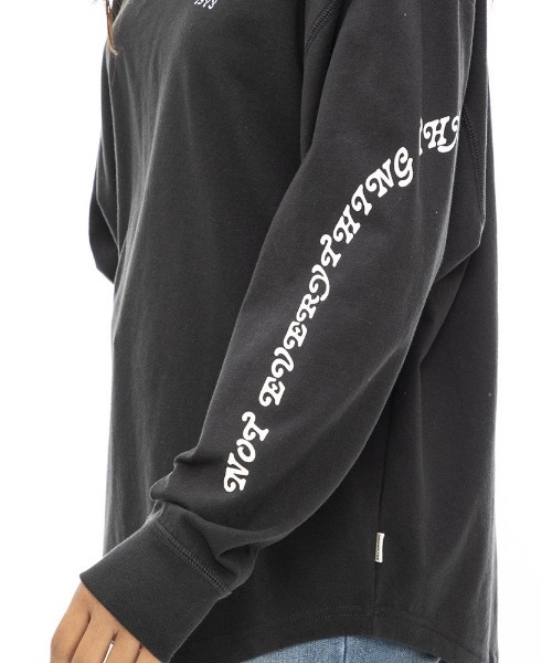 BILLABONG(ビラボン)の「BILLABONG レディース SLV ARCH LOGO LS TEE ロンT 【2023年秋冬モデル】/ビラボン袖メッセージプリントラウンドカットロングスリーブTシャツ(Tシャツ/カットソー・レディース・オフホワイト/ブラック・MEDIUM/LARGE)」の8枚目の写真