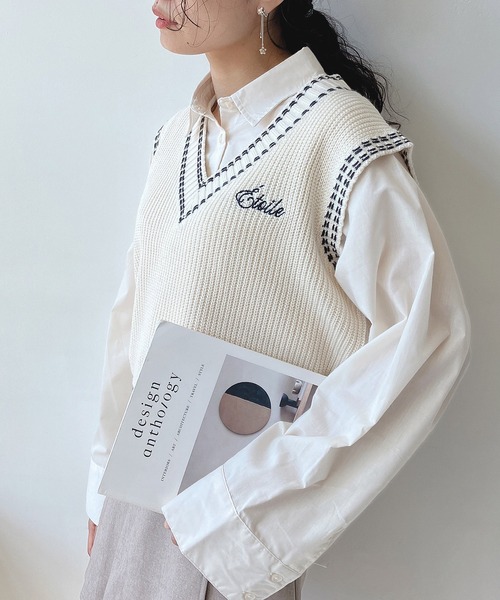 AS KNOW AS plus(アズノゥアズプラス)の「☆ステッチ 刺繍ニットベスト(ベスト・レディース・アイボリー/モカ/ネイビー・FREE)」の2枚目の写真