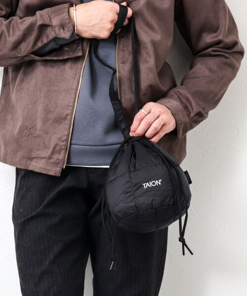 TAION（タイオン）の「【TAION/タイオン】DRAW STRING DOWN BAG S（ショルダーバッグ・メンズ・ネイビー/オリーブ/チャコールグレー/パープル/ベージュ/ブラック/ブルー・FREE）」の2枚目の写真