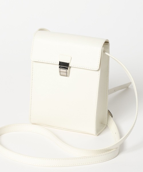 LAKOLE（ラコレ）の「FLAPスクエアショルダー / 987320（ショルダーバッグ・メンズ・オフホワイト/ベージュ/ブラック・FREE）」の4枚目の写真