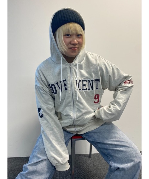 DEVICE（デバイス）の「オーバーサイズ フロント カレッジロゴ フーディパーカー（パーカー・レディース・グレー・FREE）」の4枚目の写真