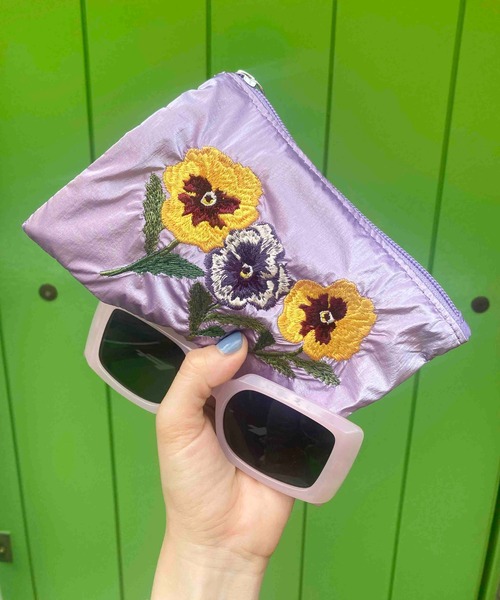 Casselini(キャセリーニ)の「Casselini(キャセリーニ)エンブロイダリーフラワーポーチ(ポーチ・レディース・ラベンダー/ブラック/シルバー・FREE)」の1枚目の写真