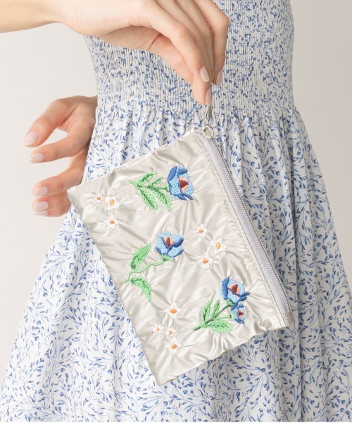 Casselini(キャセリーニ)の「Casselini(キャセリーニ)エンブロイダリーフラワーポーチ(ポーチ・レディース・ラベンダー/ブラック/シルバー・FREE)」の3枚目の写真