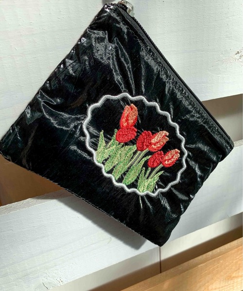 Casselini(キャセリーニ)の「Casselini(キャセリーニ)エンブロイダリーフラワーポーチ(ポーチ・レディース・ラベンダー/ブラック/シルバー・FREE)」の20枚目の写真