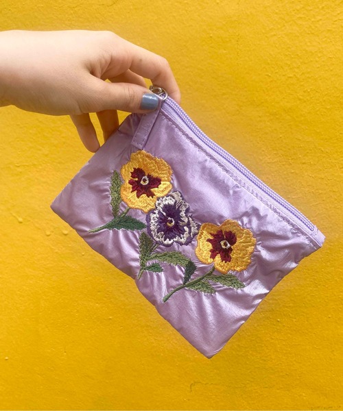 Casselini(キャセリーニ)の「Casselini(キャセリーニ)エンブロイダリーフラワーポーチ(ポーチ・レディース・ラベンダー/ブラック/シルバー・FREE)」の22枚目の写真