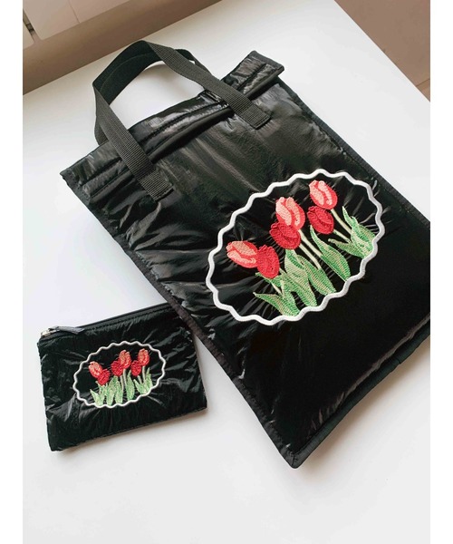 Casselini(キャセリーニ)の「Casselini(キャセリーニ)エンブロイダリーフラワーポーチ(ポーチ・レディース・ラベンダー/ブラック/シルバー・FREE)」の4枚目の写真