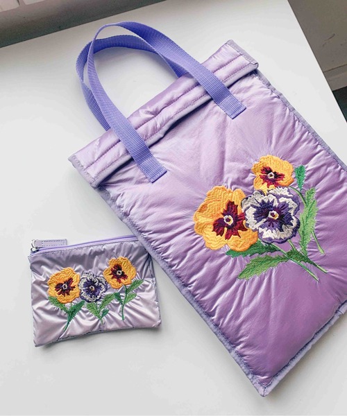 Casselini(キャセリーニ)の「Casselini(キャセリーニ)エンブロイダリーフラワーポーチ(ポーチ・レディース・ラベンダー/ブラック/シルバー・FREE)」の5枚目の写真