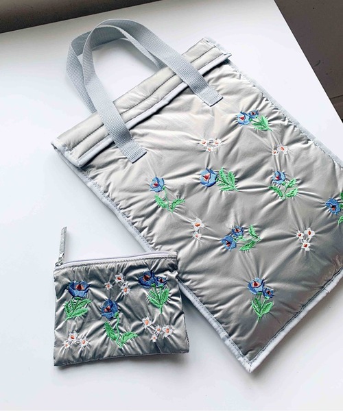 Casselini(キャセリーニ)の「Casselini(キャセリーニ)エンブロイダリーフラワーポーチ(ポーチ・レディース・ラベンダー/ブラック/シルバー・FREE)」の6枚目の写真