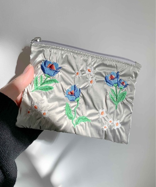 Casselini(キャセリーニ)の「Casselini(キャセリーニ)エンブロイダリーフラワーポーチ(ポーチ・レディース・ラベンダー/ブラック/シルバー・FREE)」の8枚目の写真