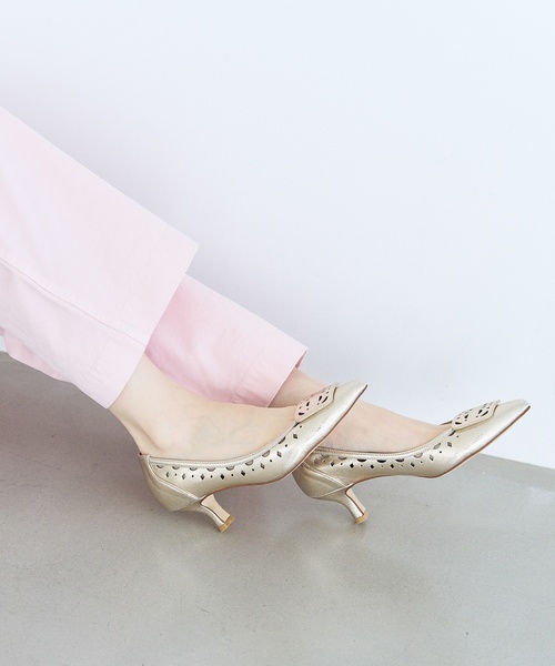 LE TALON（ルタロン）の「5.5cmカットワークオーナメントパンプス（パンプス・レディース・ブラック/アイボリー/ブロンズ・22cm/22.5cm/23cm/23.5cm/24cm/24.5cm/25cm）」の5枚目の写真