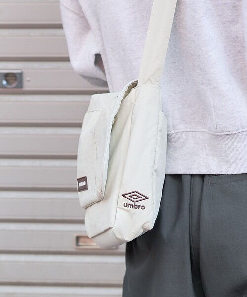 FREAK'S STORE(フリークスストア)の「UMBRO × FREAK'S STORE/アンブロ 別注 ショルダースクエアバッグ(メッセンジャーバッグ・レディース・ブラック/ナチュラル・ONE SIZE)」の7枚目の写真