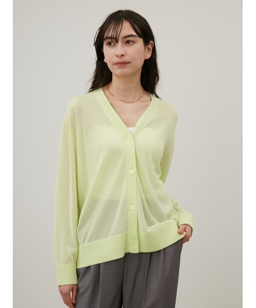 Mila Owen（ミラオーウェン）の「シェル釦ハイゲージボックスカーディガン【手洗い可能】（カーディガン/ボレロ・レディース・パープル/ライム/ライトグレー/ブラック/ライトベージュ/キャメル/レッド・0/1）」の4枚目の写真