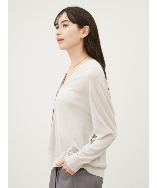 Mila Owen（ミラオーウェン）の「シェル釦ハイゲージボックスカーディガン【手洗い可能】（カーディガン/ボレロ・レディース・パープル/ライム/ライトグレー/ブラック/ライトベージュ/キャメル/レッド・0/1）」の17枚目の写真