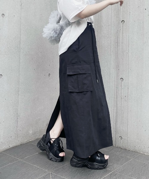 Reurie'（レウリィ）の「ナイロン カーゴスカート／nylon cargo skirt ロング丈 ミドル丈 ウエストゴム ポケット付き 大人カジュアル 韓国 黒 ブラック（スカート・レディース・ブラック・FREE）」の2枚目の写真