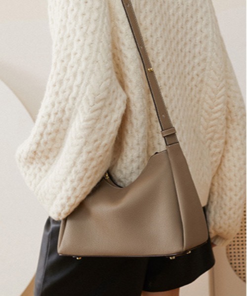 NiiNa（ニーナ）の「【NiiNa】【高品質牛革】2wayワンハンドルクロススクエアバッグ（ハンドバッグ・レディース・ブラック/ホワイト/ブラウン/グレイッシュベージュ・FREE）」の18枚目の写真