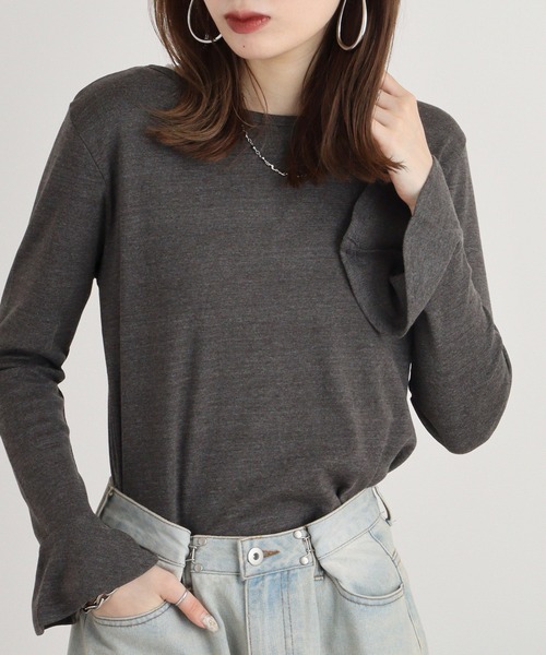 atONE(アットワン)の「綿フライス袖口フレア長袖カットソー(Tシャツ/カットソー・レディース・ブラック/チャコールグレー/杢グレー/オフホワイト/カーキ・M/LL/3L/L/4L)」の1枚目の写真