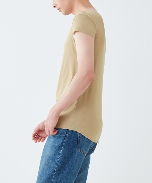 in.T（インティー）の「【ゆったりタイプ新登場】これ一枚でTシャツスタイルのお悩みを解決！『in.T』クルーネックTシャツ ボートネック対応（インナーウェア/肌着・メンズ・オレンジ/ブラック/ライトベージュ/ライトグレー・MEDIUM/LARGE/X-LARGE）」の7枚目の写真