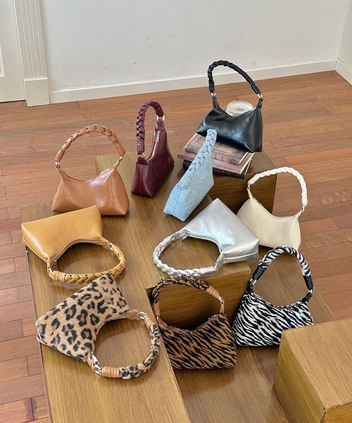 Chiina（チーナ）の「Chiina/ツイストワンハンドルバッグ（ハンドバッグ・レディース・ブラウン系その他/レオパード/ゼブラ/キャメル/ブラック/レッド/ホワイト/ライトブルー・FREE）」の16枚目の写真