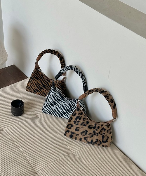 Chiina（チーナ）の「Chiina/ツイストワンハンドルバッグ（ハンドバッグ・レディース・ブラウン系その他/レオパード/ゼブラ/キャメル/ブラック/レッド/ホワイト/ライトブルー・FREE）」の17枚目の写真