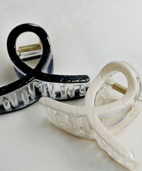 colleca la（コレカラ）の「キルト柄ショートループバンスクリップ（バレッタ/ヘアクリップ・レディース・ブラック/ホワイト・FREE）」の5枚目の写真