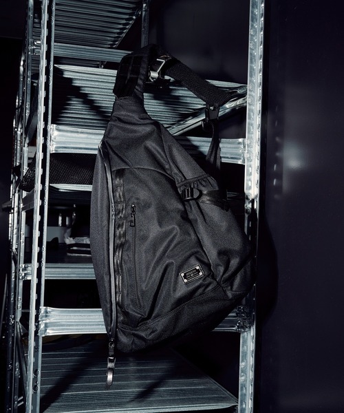 AS2OV(アッソブ)の「【AS2OV/アッソブ】別注 スリングバッグ(ボディバッグ/ウエストポーチ・メンズ・ブラック・FREE)」の2枚目の写真