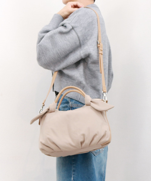 cache cache（カシュ カシュ）の「カシュカシュ cachecache / 下がりリボンナイロン2wayミニトートバッグ（トートバッグ・レディース・グレー/ベージュ系その他/ブラック・FREE）」の3枚目の写真