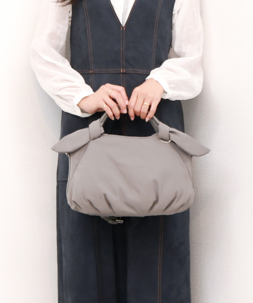 cache cache（カシュ カシュ）の「カシュカシュ cachecache / 下がりリボンナイロン2wayミニトートバッグ（トートバッグ・レディース・グレー/ベージュ系その他/ブラック・FREE）」の2枚目の写真
