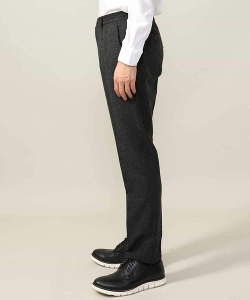 a.v.v（アーヴェヴェ）の「【洗濯機で洗える/通勤/セレモニー】シャークスキン起毛ストレッチイージースラックス(セットアップ可）（スラックス・メンズ・チャコールグレー・46/48/50）」の12枚目の写真