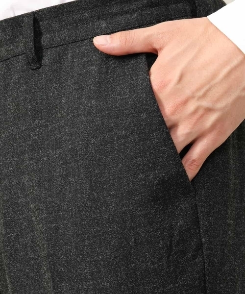 a.v.v（アーヴェヴェ）の「【洗濯機で洗える/通勤/セレモニー】シャークスキン起毛ストレッチイージースラックス(セットアップ可）（スラックス・メンズ・チャコールグレー・46/48/50）」の16枚目の写真