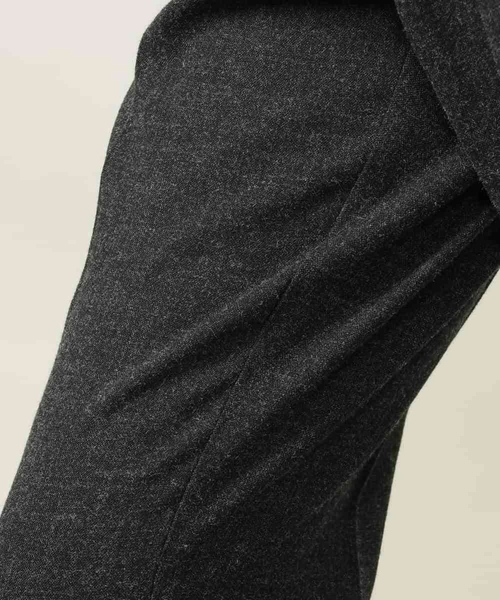 a.v.v（アーヴェヴェ）の「【洗濯機で洗える/通勤/セレモニー】シャークスキン起毛ストレッチイージースラックス(セットアップ可）（スラックス・メンズ・チャコールグレー・46/48/50）」の18枚目の写真