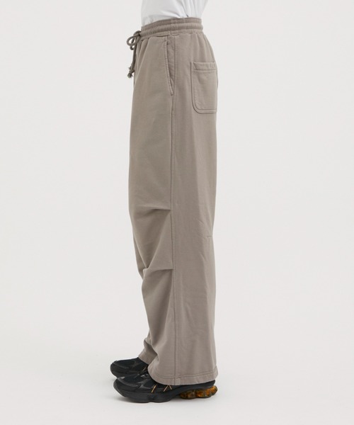 MATSUFUJI(マツフジ)の「Wide Sweat Pants(スウェットパンツ・メンズ・グレイッシュベージュ/ダークグレー・2/3)」の11枚目の写真