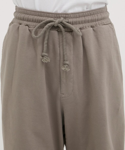 MATSUFUJI(マツフジ)の「Wide Sweat Pants(スウェットパンツ・メンズ・グレイッシュベージュ/ダークグレー・2/3)」の13枚目の写真