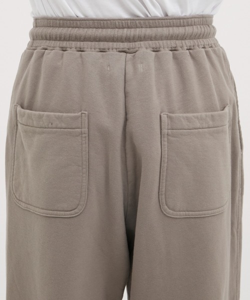 MATSUFUJI(マツフジ)の「Wide Sweat Pants(スウェットパンツ・メンズ・グレイッシュベージュ/ダークグレー・2/3)」の15枚目の写真