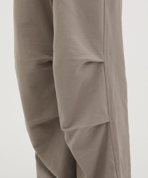 MATSUFUJI(マツフジ)の「Wide Sweat Pants(スウェットパンツ・メンズ・グレイッシュベージュ/ダークグレー・2/3)」の17枚目の写真