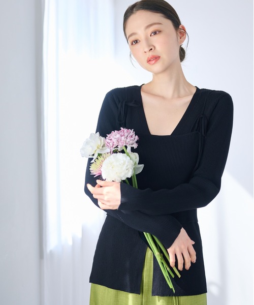 mysty woman(ミスティウーマン)の「Vネックカーディガン×ニットビスチェSET 324730(カーディガン/ボレロ・レディース・ブラック/ライトグリーン/オフホワイト・FREE)」の1枚目の写真