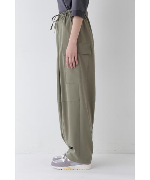 human woman（ヒューマンウーマン）の「◆CU/PEフィブリルサテンストレッチパンツ（カーゴパンツ・レディース・ベージュ/カーキ・MEDIUM/SMALL）」の6枚目の写真